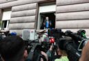 Kuvendi mbyll portën me zinxhirë, opozita hyn nga dritarja Kuvendi mbyll portën me zinxhirë, opozita hyn nga dritarja