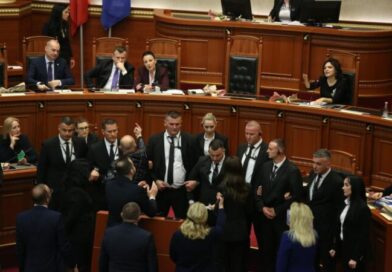 Kuvendi në kaos, ligjet kalohen si në monizëm! Kuvendi në kaos, ligjet kalohen si në monizëm!